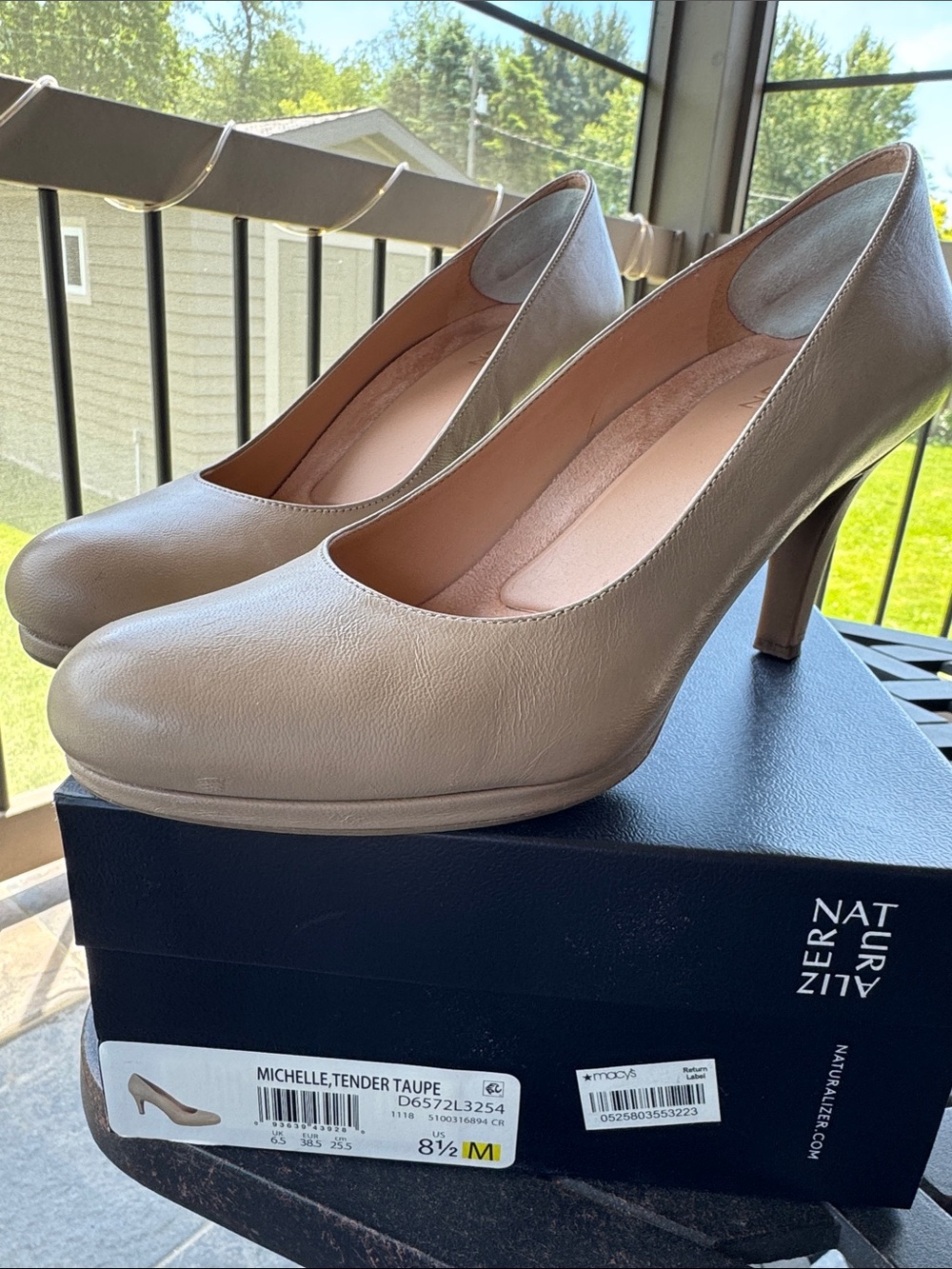 Naturalizer Michelle Pump in Taupe Leather